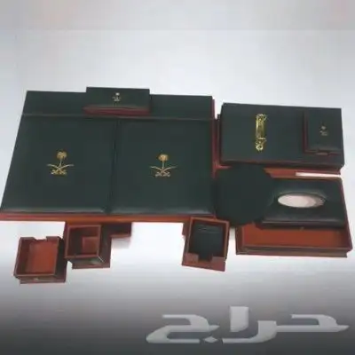 لوحات حروف بارزة و لوحات كانفس و طقم جلد مكتبي و أعلام 22
