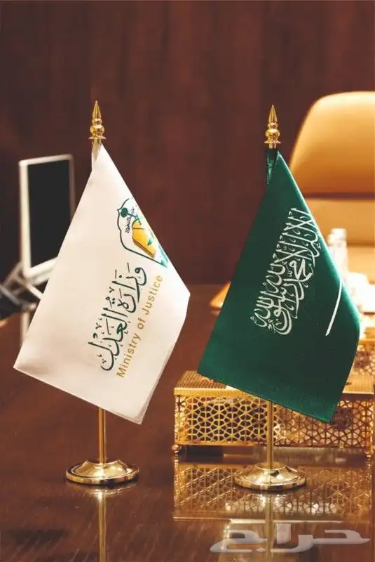 لوحات حروف بارزة و لوحات كانفس و طقم جلد مكتبي و أعلام 26