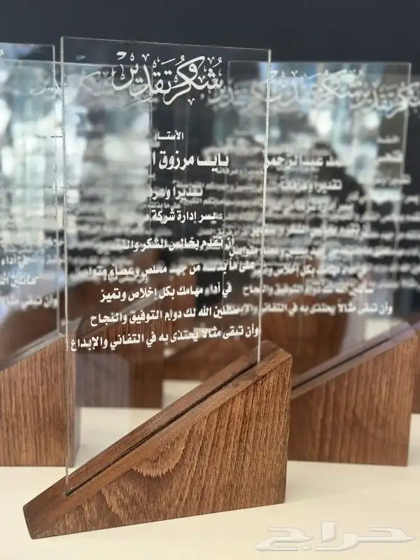 لوحات حروف بارزة و لوحات كانفس و طقم جلد مكتبي و أعلام 16