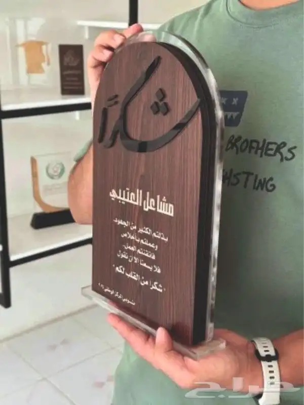 لوحات حروف بارزة و لوحات كانفس و طقم جلد مكتبي و أعلام 23