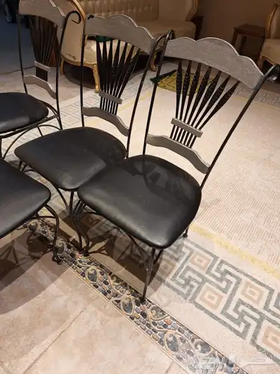 طاوله للبيع مع الكراسي 1