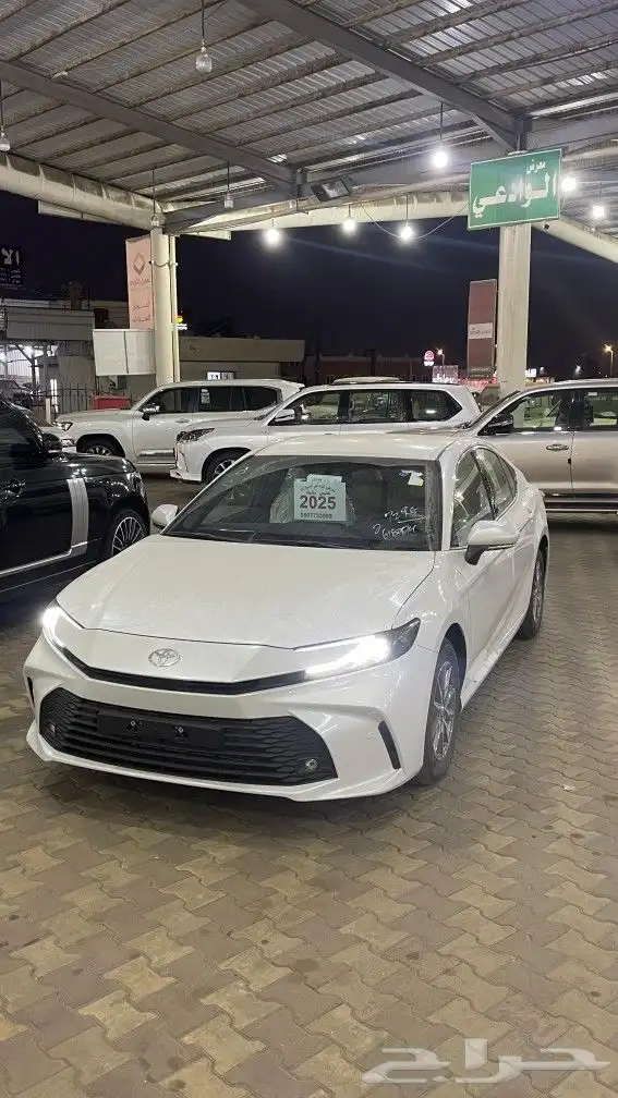تويوتا كامري E ستاندرد بنزين سعودي موديل 2025 1