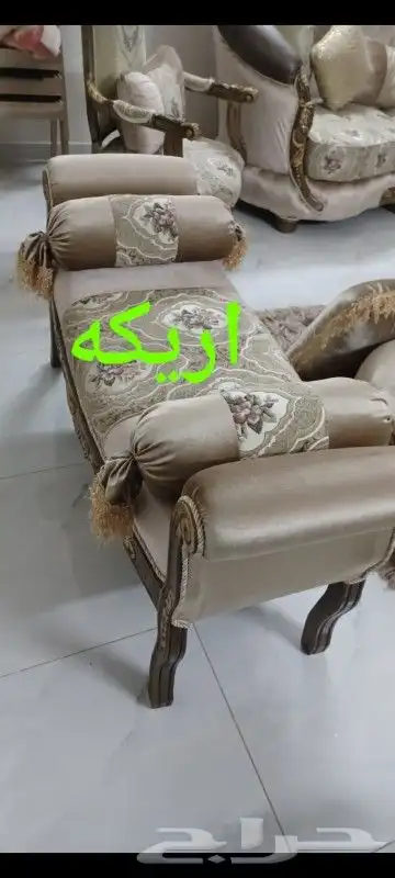 كنب للبيع مع الطاولات والستاره والاريكه 4
