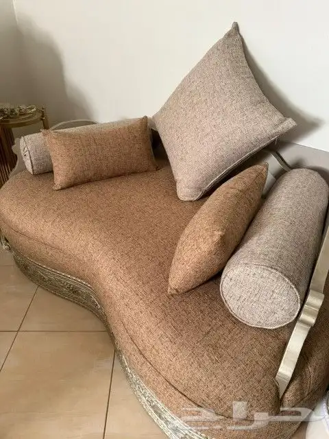 كنب مجلس لون بيج على احمر بسيط 4
