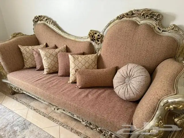 كنب مجلس لون بيج على احمر بسيط 0