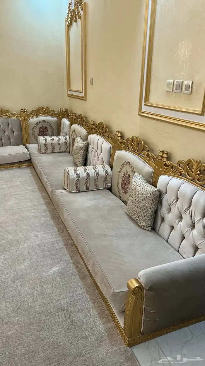 اثاث مراتب مع الستاير وديكور فوق الستاره 2