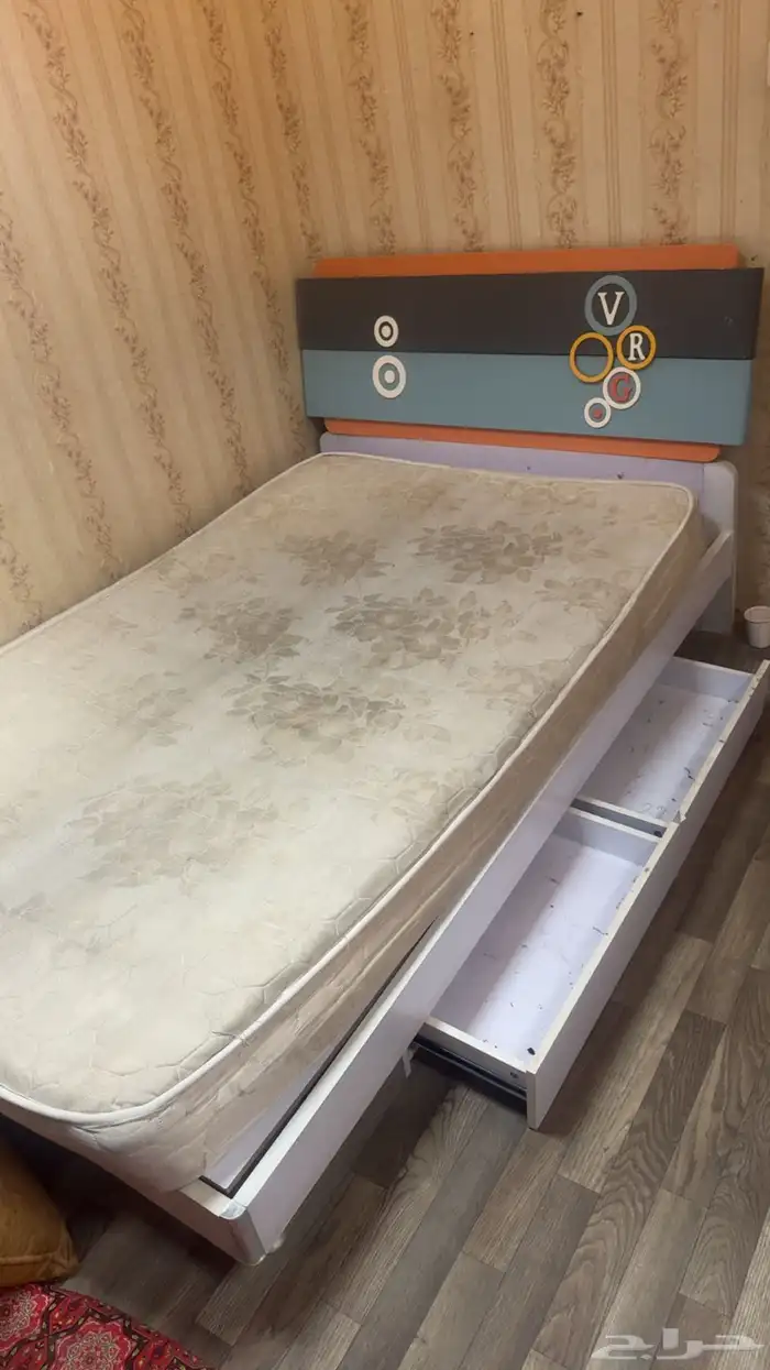 اثاث متنوع للبيع الرياض حي الروضه 1
