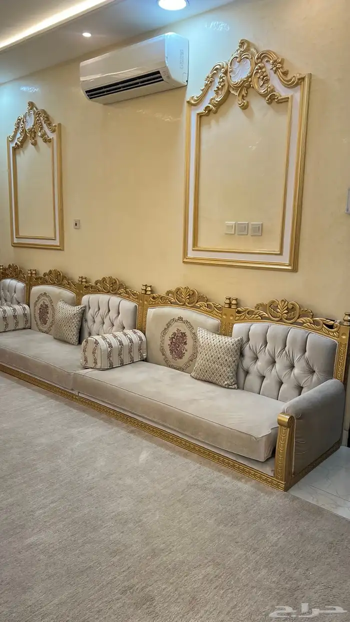 اثاث مراتب مع الستاير وديكور فوق الستاره 0