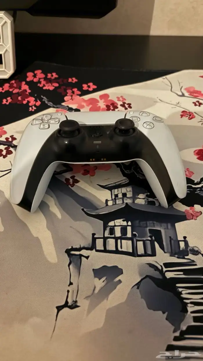 بلاستيشن 5 مع أسلاكه و يد بلاستيشن 5 0