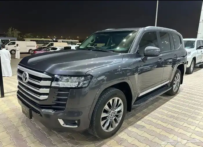 تويوتا لاندكروزر GXR موديل 2024 رقم 3 نضيف جدا 3