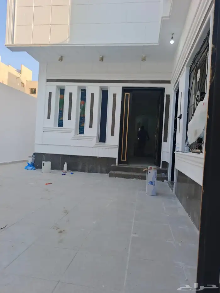 فيلا حرة درج داخلي مع شقتين للبيع بحي الرمال الذهبي 9