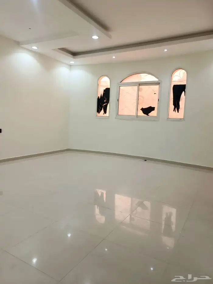 فيلا حرة درج داخلي مع شقتين للبيع بحي الرمال الذهبي 20