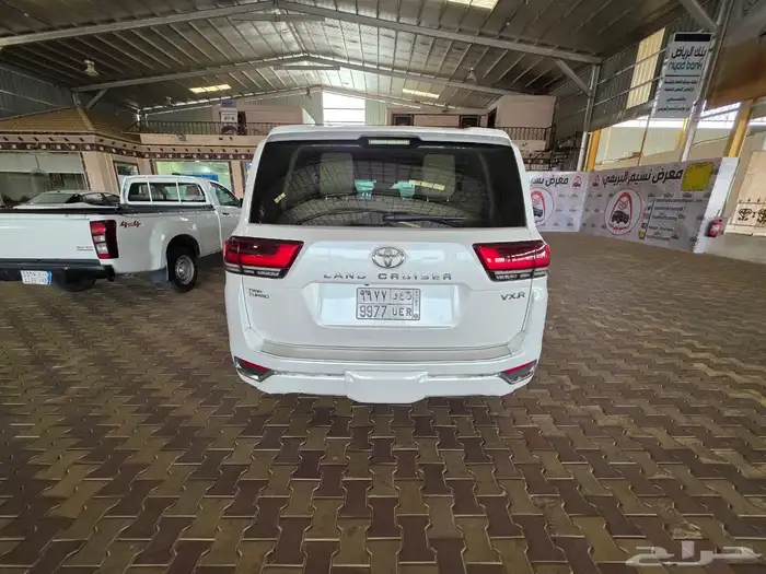 لاندكروزر VXR فل كامل بريمي 2023 ممشى 12000 2