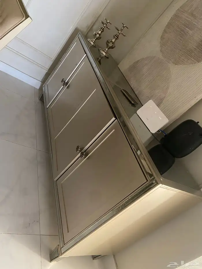 للبيع طاولة طعام وملحقاتها 0