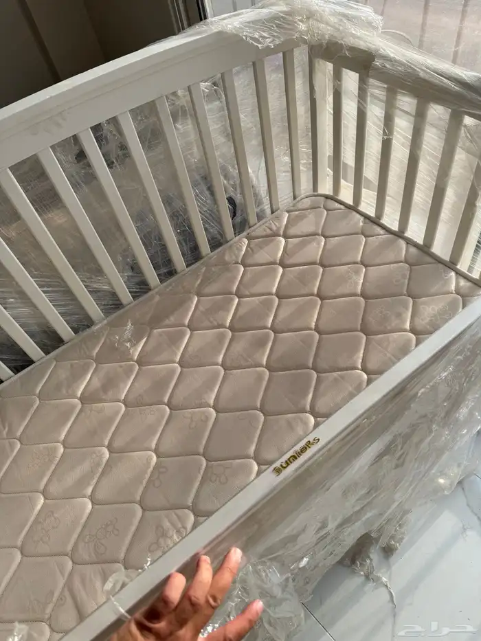 سرير اطفال شبه جديد مع ملتزماته 0