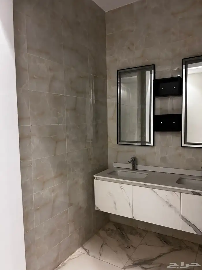 فله مساحه 450 درج جانبي دورين وملحق 8