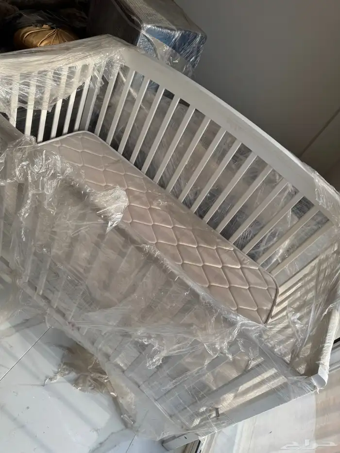 سرير اطفال شبه جديد مع ملتزماته 2