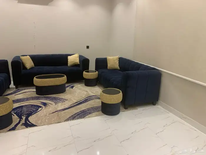 كنب نظيف مع الفرشة والطاولات (600 ريال ) 0