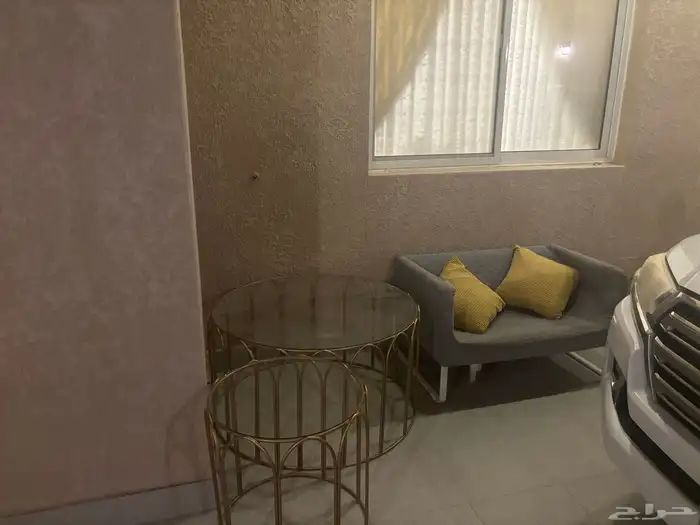 للبيع طاولتين خدمه كبيره وصغيره وكرسي من ايكيا 0