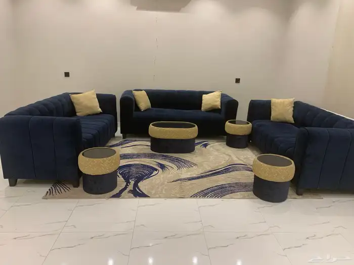 كنب نظيف مع الفرشة والطاولات (600 ريال ) 1
