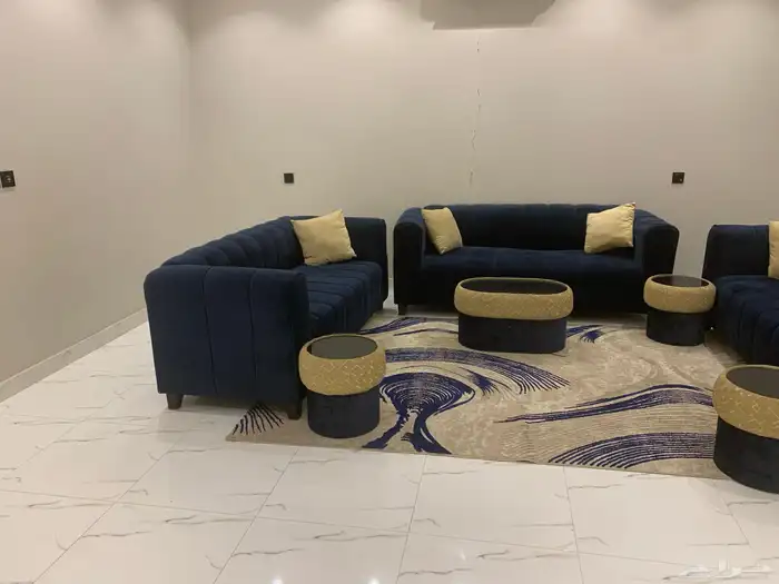كنب نظيف مع الفرشة والطاولات (600 ريال ) 2