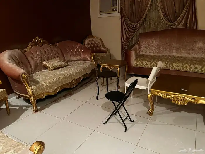 كنب للبيع مع الستاير والطاولات الطقم ب الف الاربع اطقم اربع 0