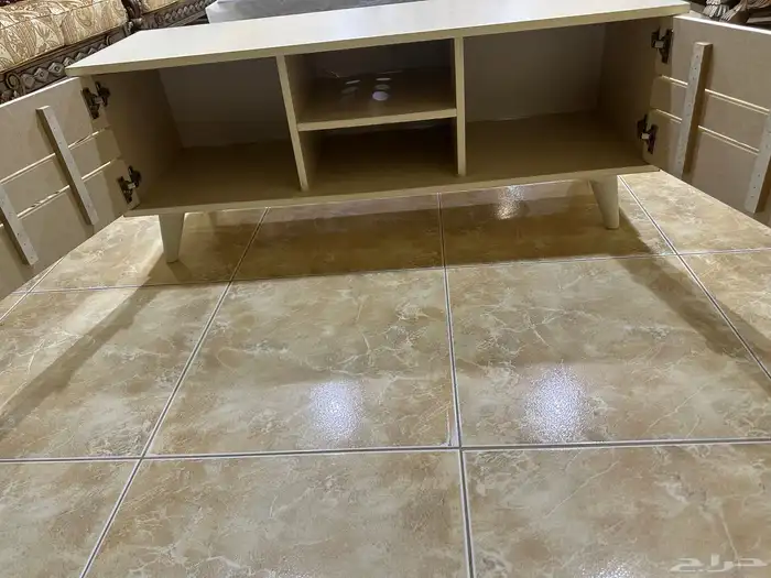 طاولة تلفزيون شبه جديده 2