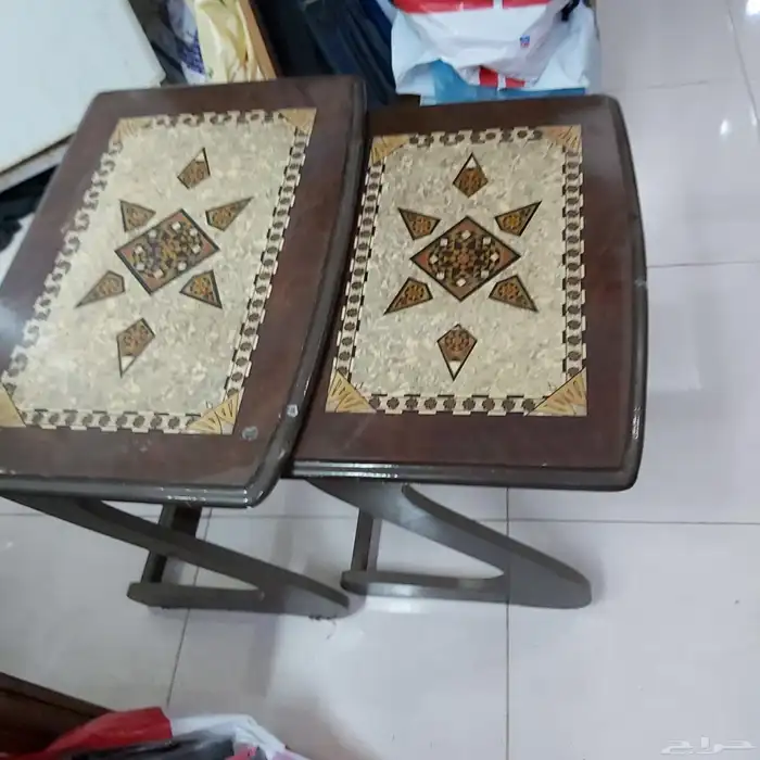 اتنين ترابيزه خشب مشغول وترابيزه خشب دورين بعجل وجالون مياه 2