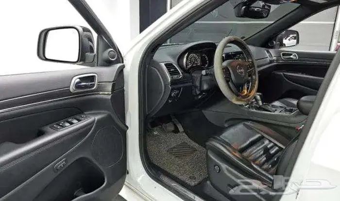 جراند شروكي 2020 ممشي 83700 KM 9