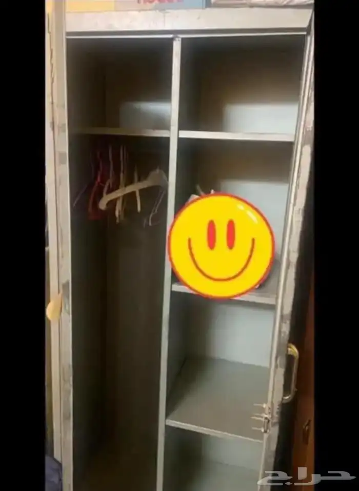 اتنين ترابيزه خشب مشغول وترابيزه خشب دورين بعجل وجالون مياه 5