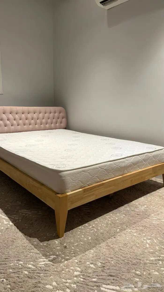 سرير مع اللباد نظيف 1