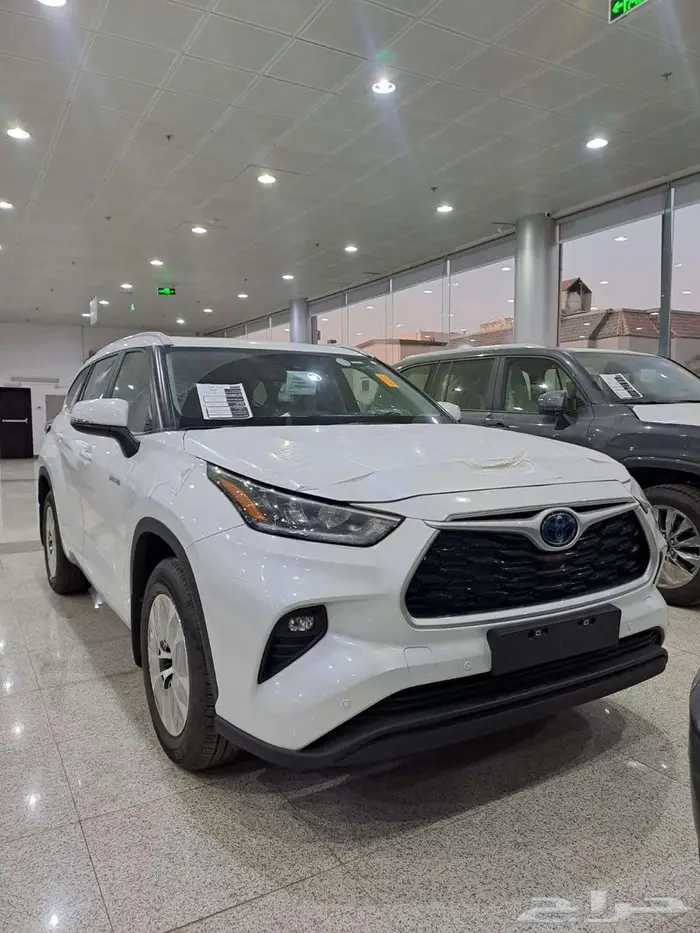 تويوتا هايلندر GLE فتحة سقف لون أبيض 2025 0