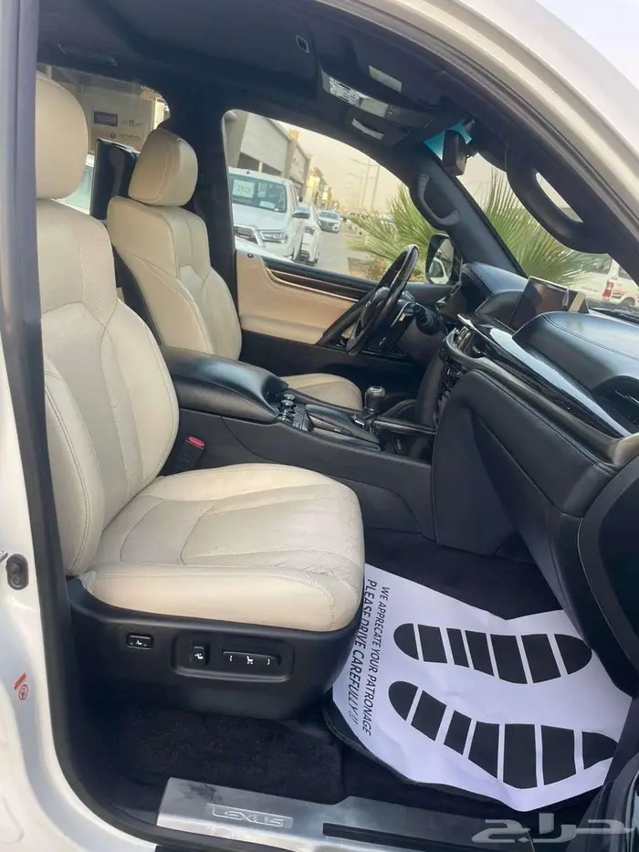 لكزس LX -570 سعودي 2017 فل كامل 17