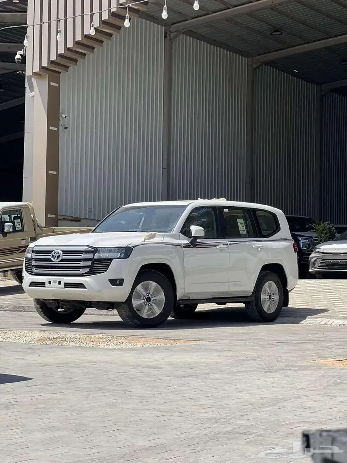 لاندكروزر جي اكس ار ال2 2025 ابيض بريمي كاش - اقساط 1