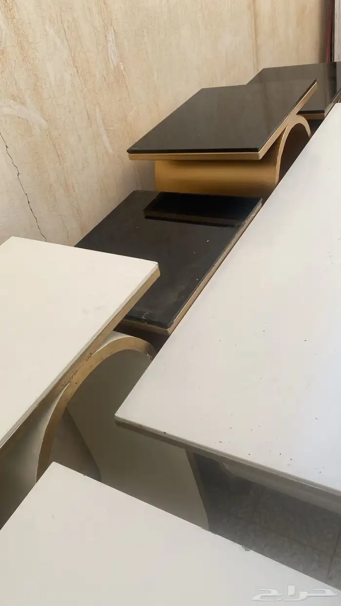سبع طاولات حديد بحالة جيدة 1