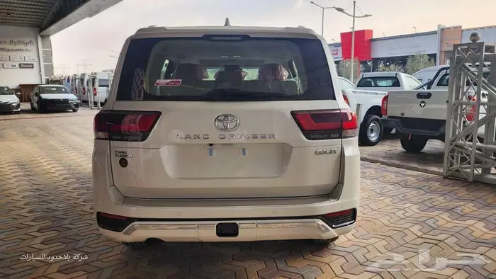 تويوتا لاندكروزر L4 بنزين ابيض 2025 11