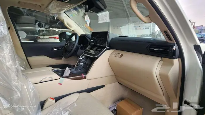 تويوتا لاندكروزر L4 بنزين ابيض 2025 12