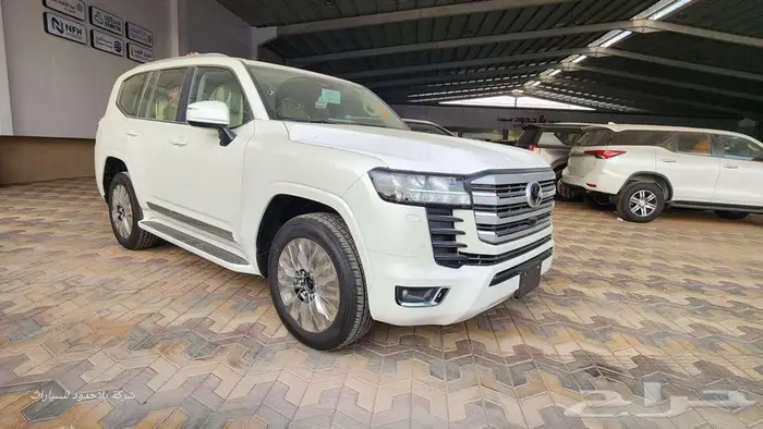 تويوتا لاندكروزر L4 بنزين ابيض 2025 3