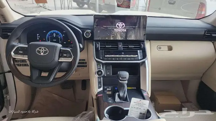 تويوتا لاندكروزر L4 بنزين ابيض 2025 18