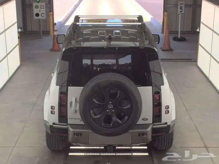 Land Rover Defender 110 X-Dynamic HSE 6