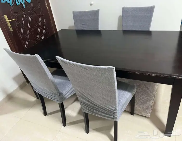 طاولة مع كراسي 0