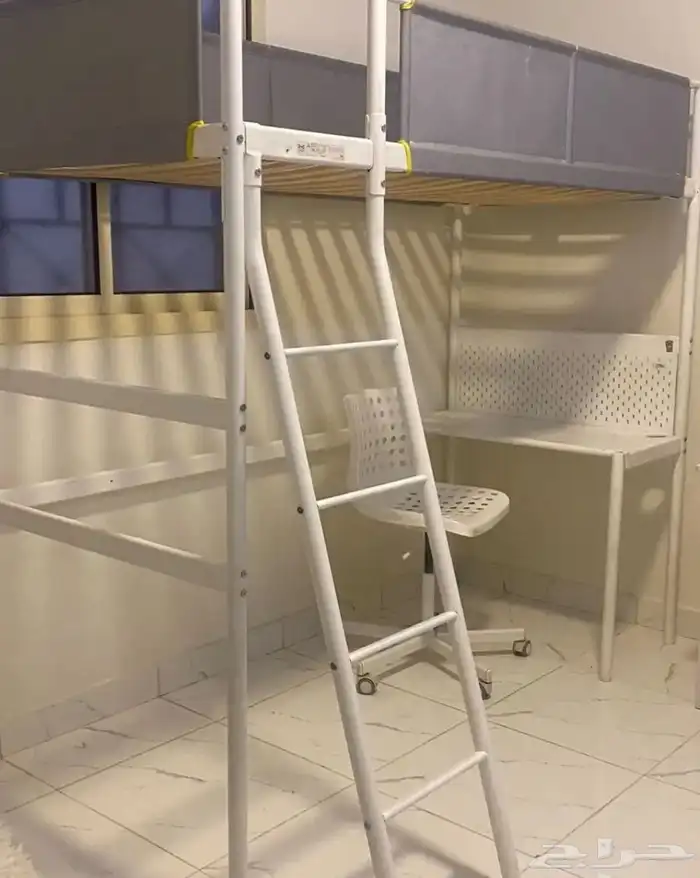 للبيع سريرين عالي مع مكتب من ايكيا 4