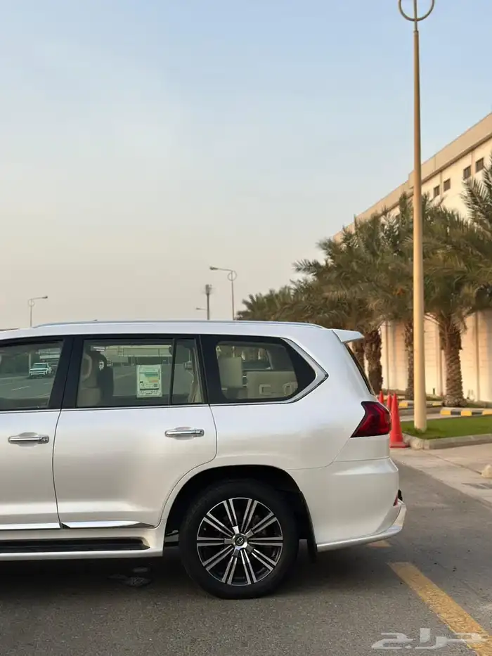 لكزس LX570 2021 6