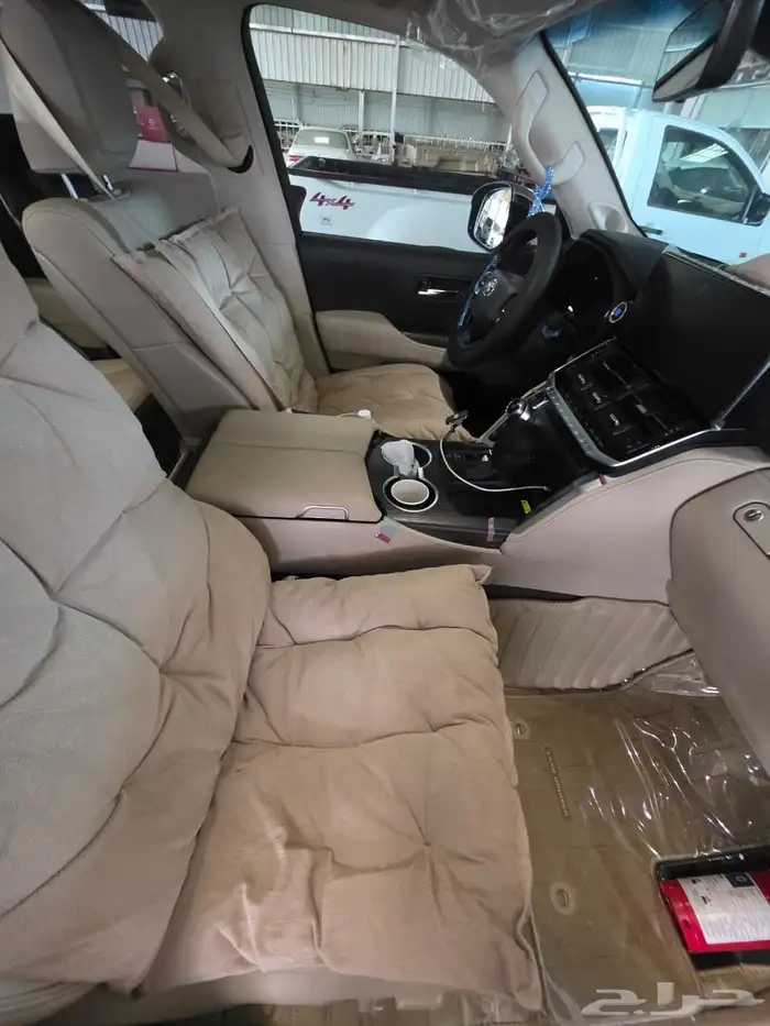 لاندكروزر VXR فل كامل بريمي 2023 ممشى 12000 5