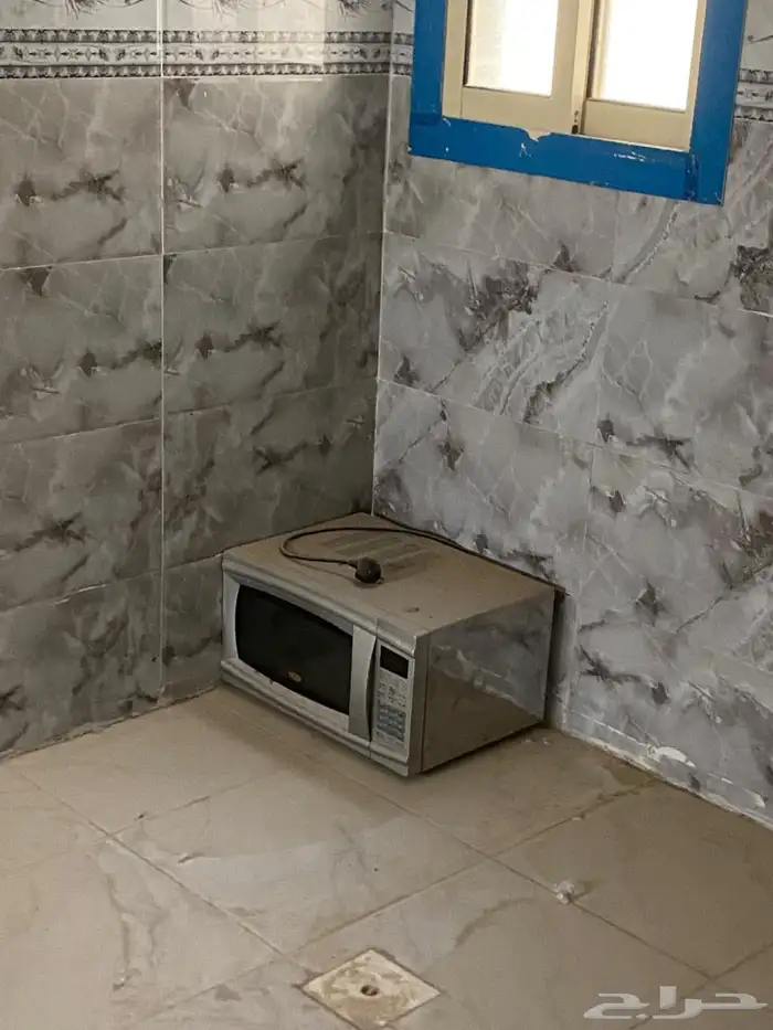 طيق وثلاجة واغراض كثيره 3