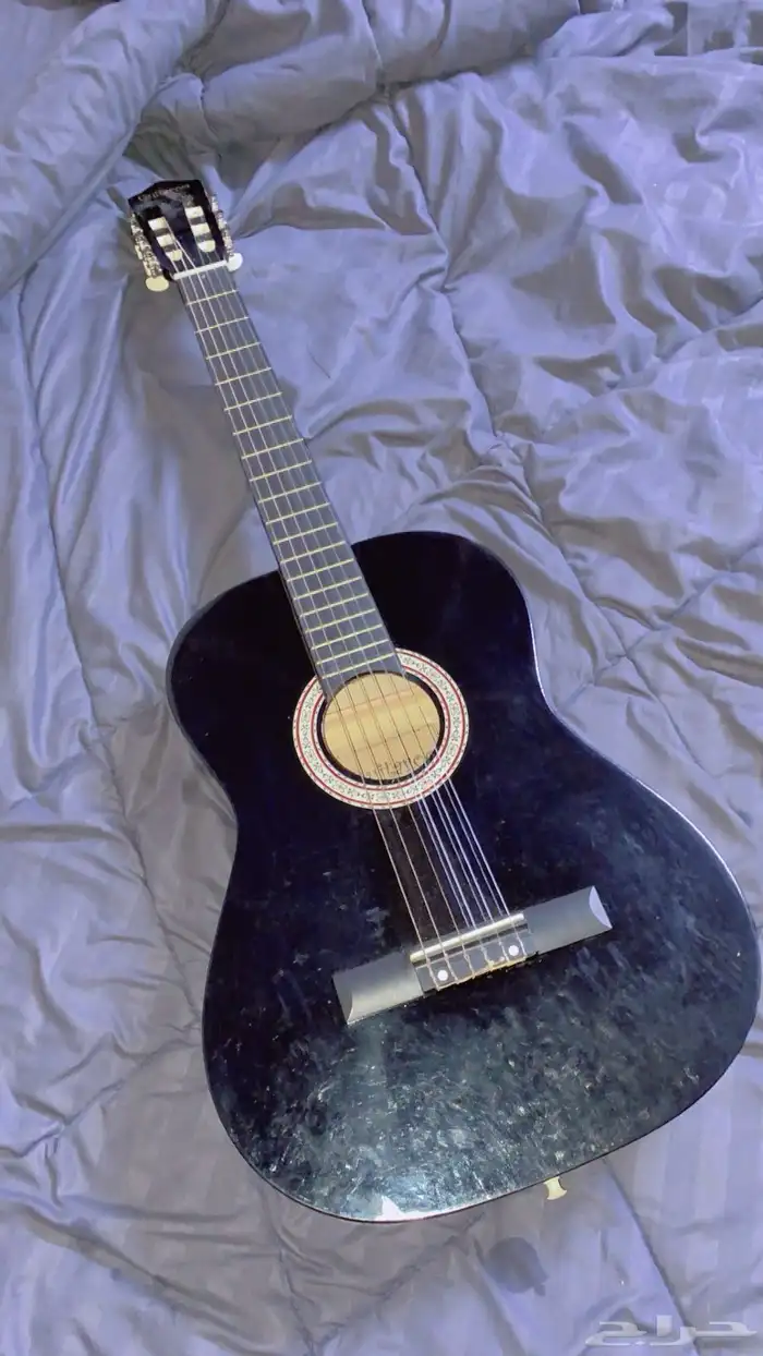 قيتار نظيف مع أوتار إضافية ومعاه كابو آسود وشنطة حقه 2