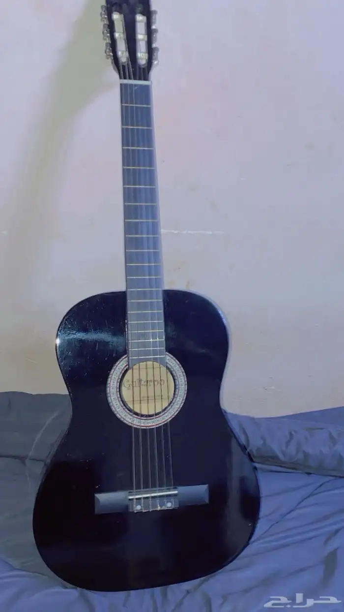 قيتار نظيف مع أوتار إضافية ومعاه كابو آسود وشنطة حقه 1