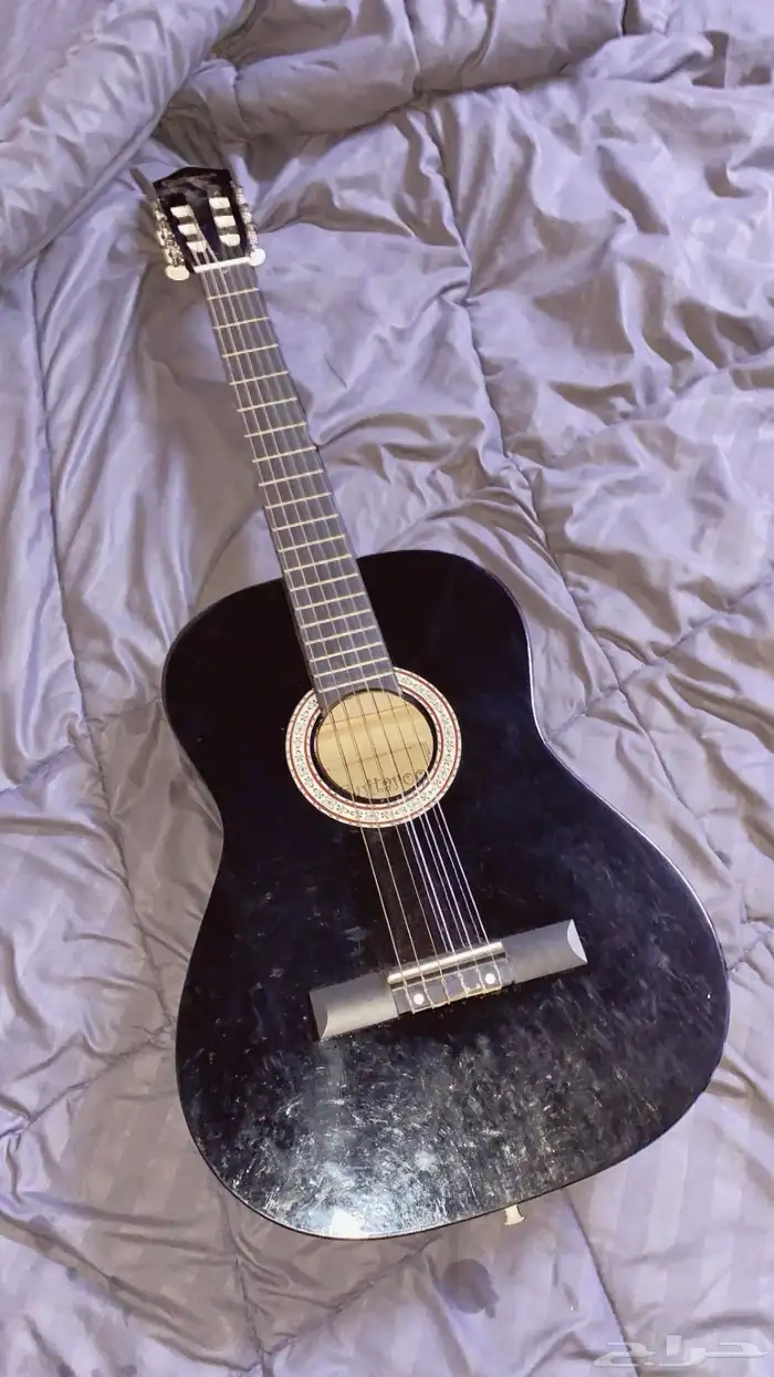 قيتار نظيف مع أوتار إضافية ومعاه كابو آسود وشنطة حقه 0