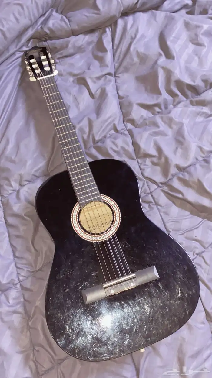 قيتار نظيف مع أوتار إضافية ومعاه كابو آسود وشنطة حقه 3