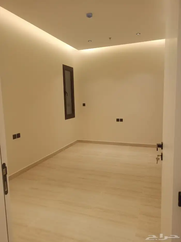 شقه فاخرة و جديدة للايجار حي المغرزات 10